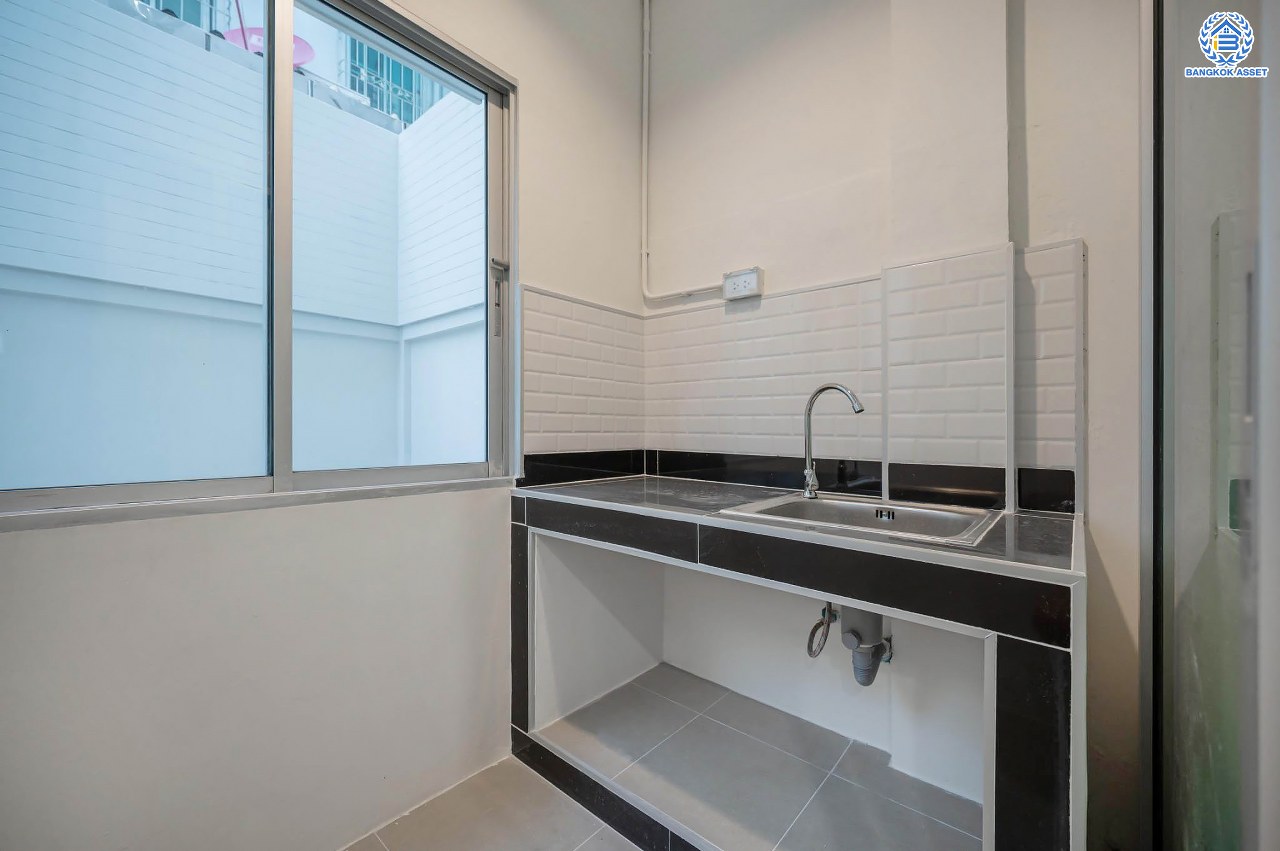 บ้านมือสองตกแต่งใหม่ โครงการ บ้านกลางเมือง มอนติคาร์โล-รัชวิภา เนื้อที่กว้าง 21.3 ตร.ว. ฟังก์ชัน 3 ห้องนอน 3 ห้องน้ำ 1 ห้องอเนกประสงค์ จอกรถได้ 2 คัน พร้อมอยู่ทันที บนทำเลเยี่ยม เชื่อมต่อถนนวิภาวดีรังสิต ใกล้รถไฟฟ้าสายสีแดง "สถานีวัดเสมียนนารี" และทางด่วน "ศรีรัช"